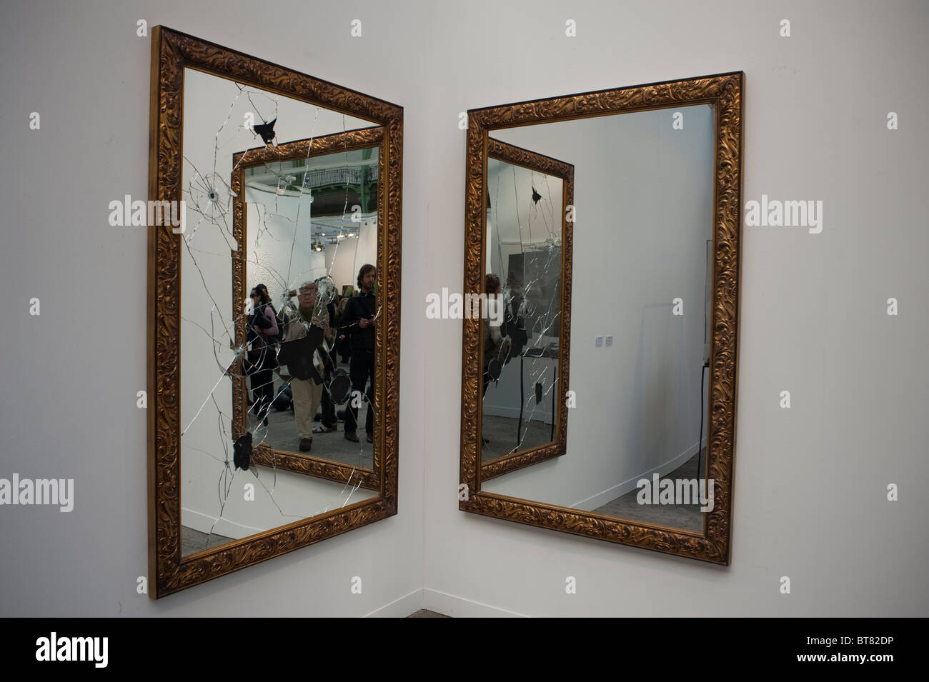 Paris, France, Art Moderne, FIAC, exposition de sculpture contemporaine,  artiste : Michelangelo Pistoletto, "Deux moins un", (miroir), 2009 Photo  Stock - Alamy