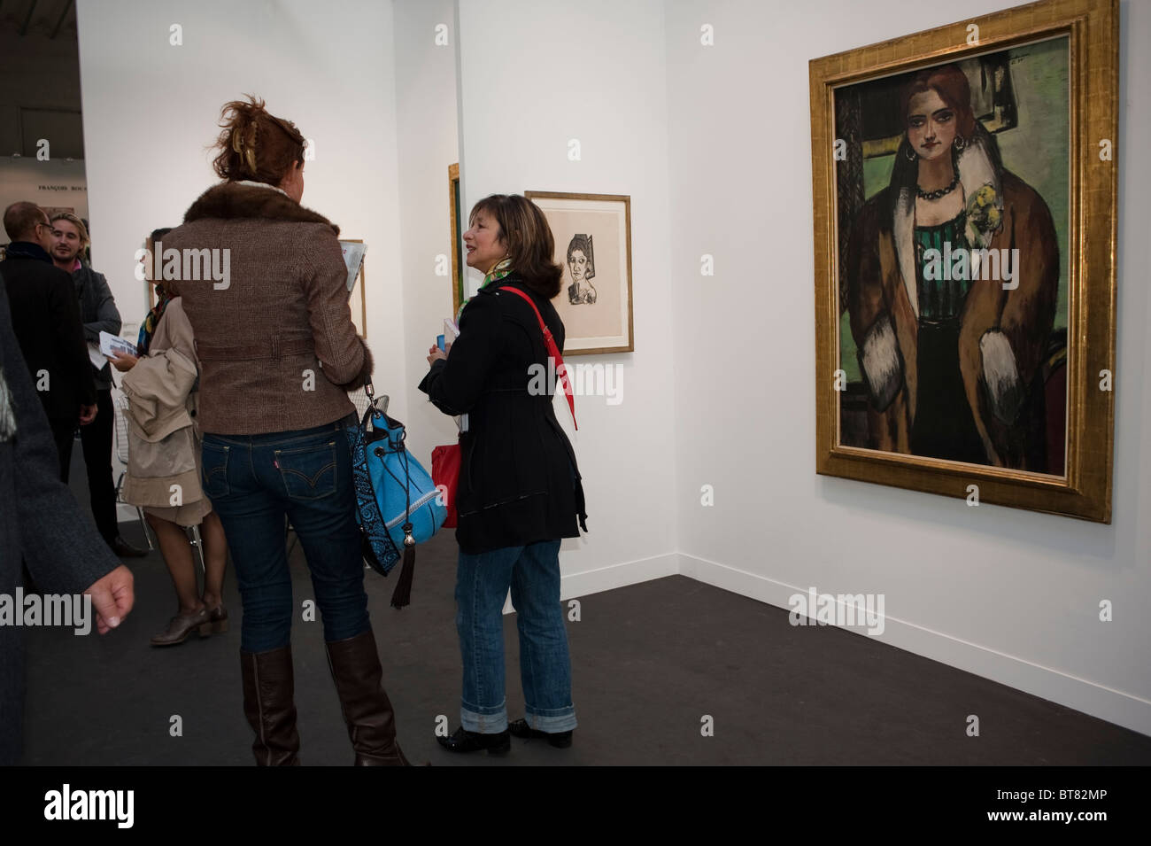 Paris, France, FIAC Arts show femmes regardant l'art moderne exposé, Galerie d'art, peinture expressionniste allemande, par Max Beckman, peintures parlantes, galeries parisiennes Banque D'Images