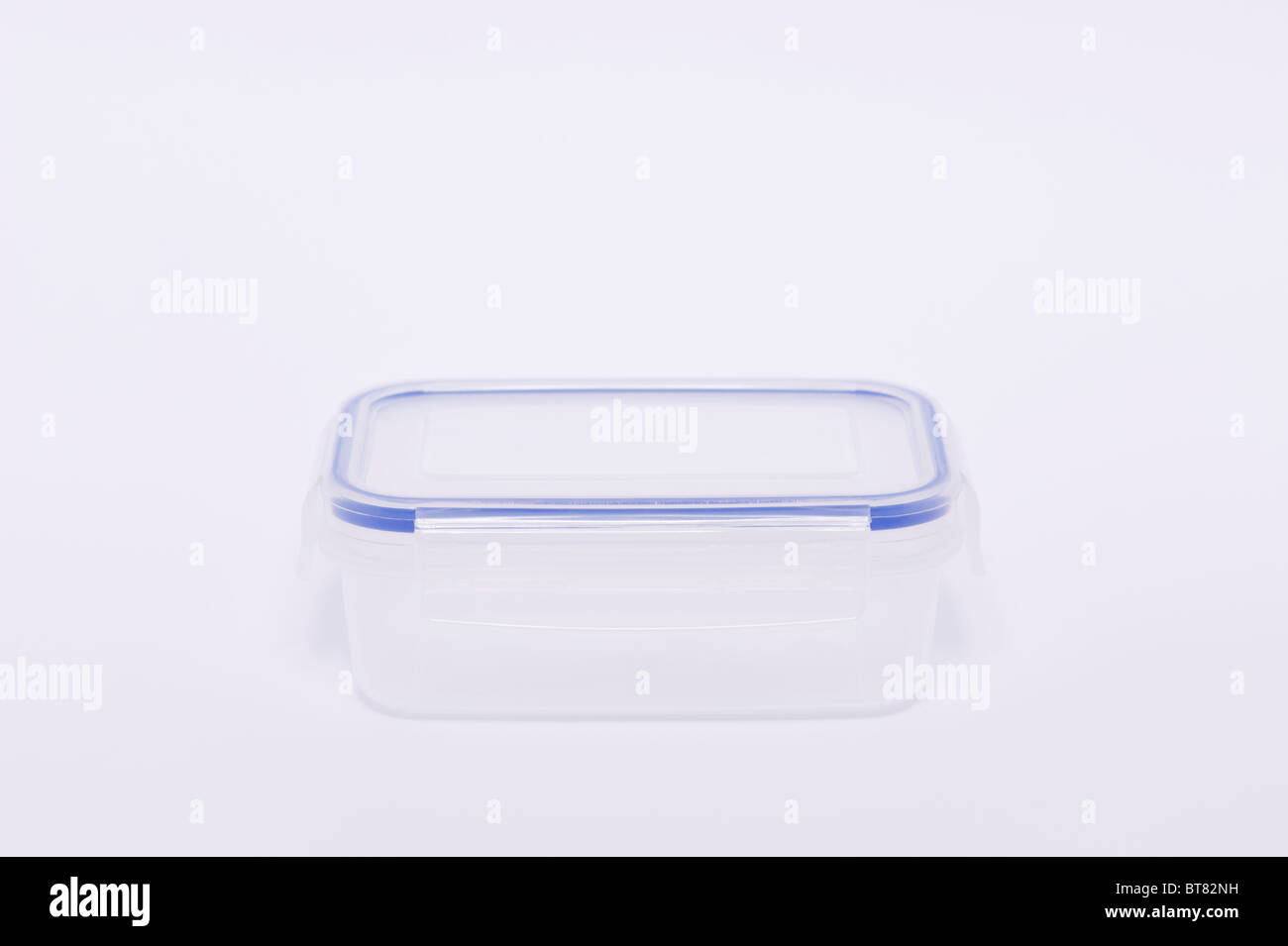 Une photo d'un conteneur de stockage en plastique transparent ( lunch box ) sur un fond blanc. Banque D'Images