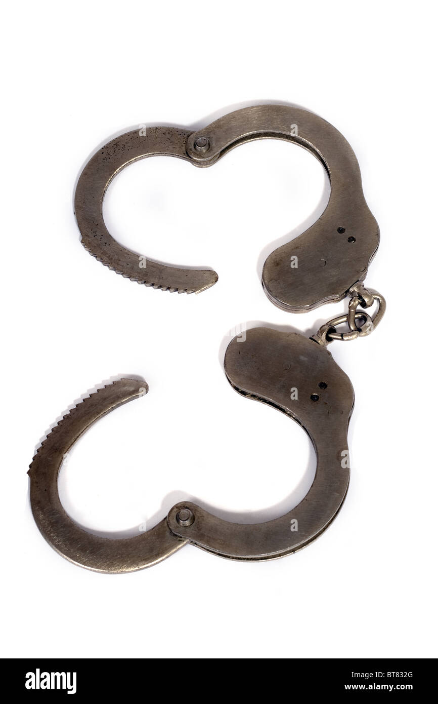 Menottes en acier. isolé sur fond blanc. Banque D'Images