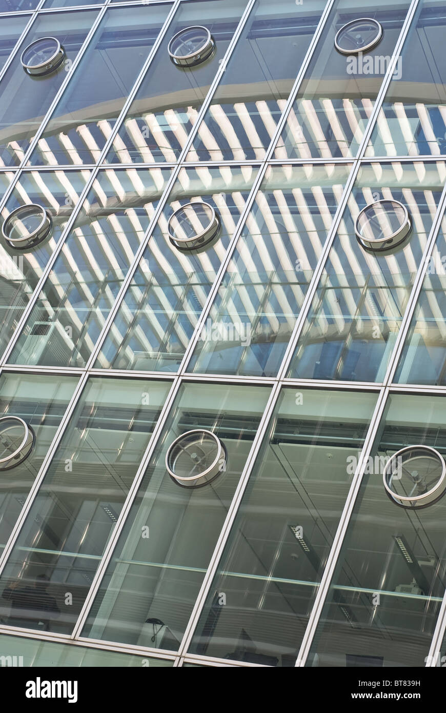 Direction de l'architecture contemporaine avec des réflexions abstraites Banque D'Images