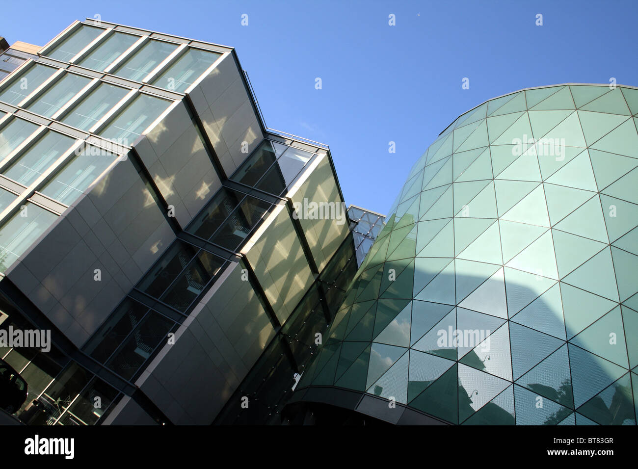 Rose Bowl Partie de l'Université Métropolitaine de Leeds droit et business school montrant reflets de lumière sur la structure de verre Banque D'Images