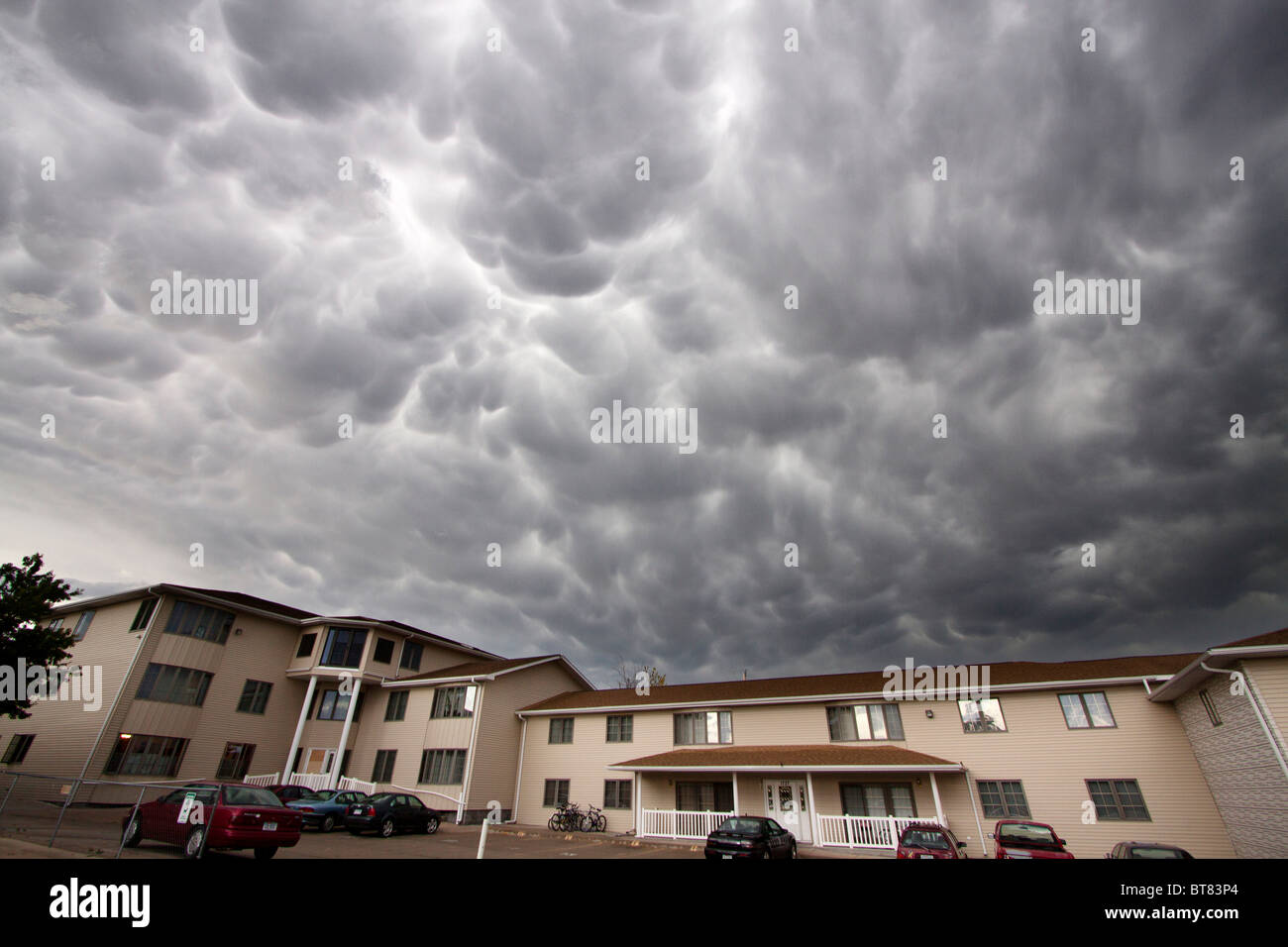 Les nuages Mammatus frais généraux rouleau un complexe d'appartements dans la région de Kearney, Nebraska, 7 juin 2010. Banque D'Images