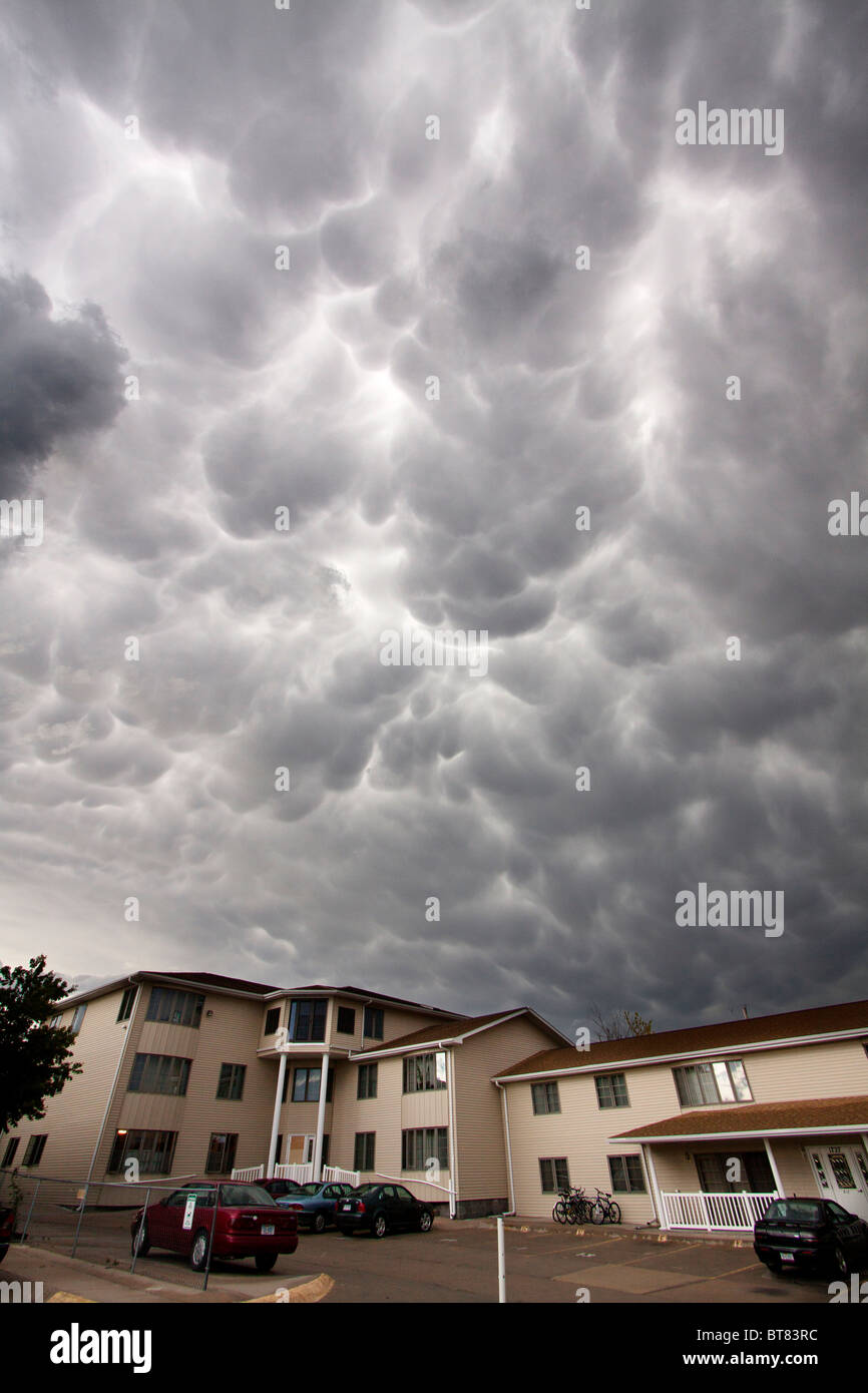 Les nuages Mammatus frais généraux rouleau un complexe d'appartements dans la région de Kearney, Nebraska, 7 juin 2010. Banque D'Images