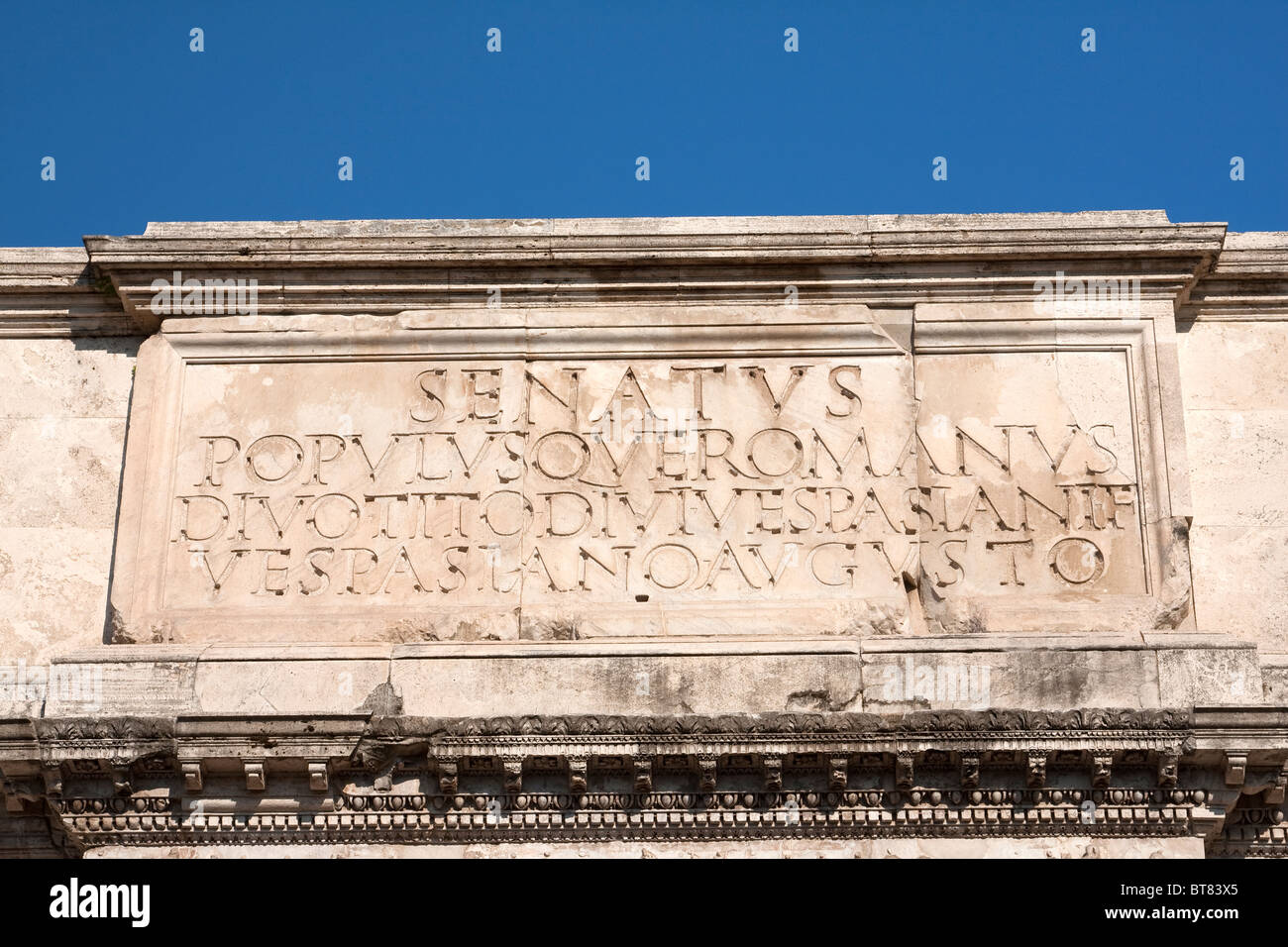 Détails d'une sculpture bas-relief sur un temple. Forum romain. Rome, Italie Banque D'Images