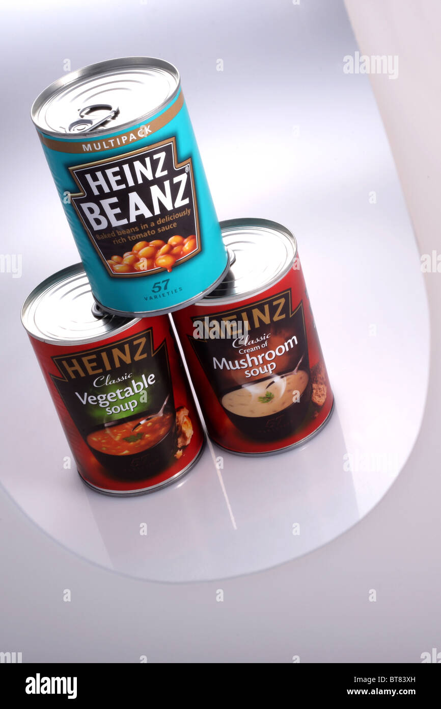 Boîtes de Baked Beans Heinz en sauce tomate, soupe de légumes classique Heinz Heinz et Crème de Champignons classique de UK. Banque D'Images