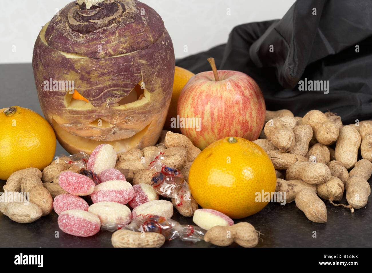 Le butin de trick or treating avec navet halloween jack-o-lantern. Traditionnellement, dans l'Irlande des navets ou les Suédois ont été utilisées Banque D'Images