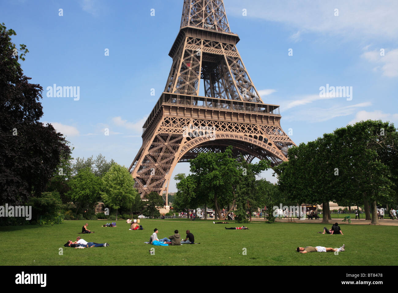 Les gens se détendre sur l'herbe près de la Tour Eiffel. Banque D'Images