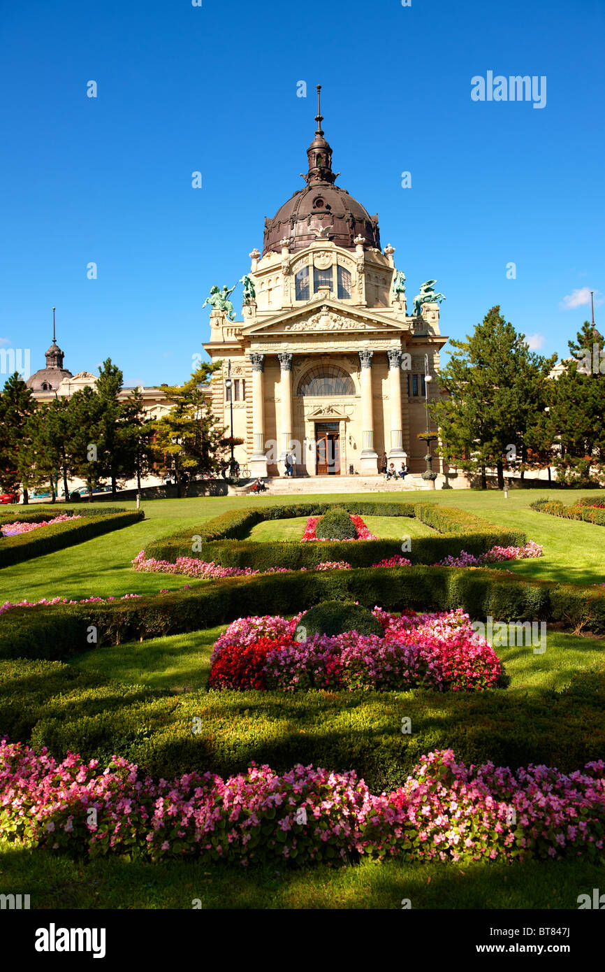 Les médicaments les plus grands thermes d'Europe. La néo baroque des bains Szechenyi, City Park, Budapest, Hongrie Banque D'Images