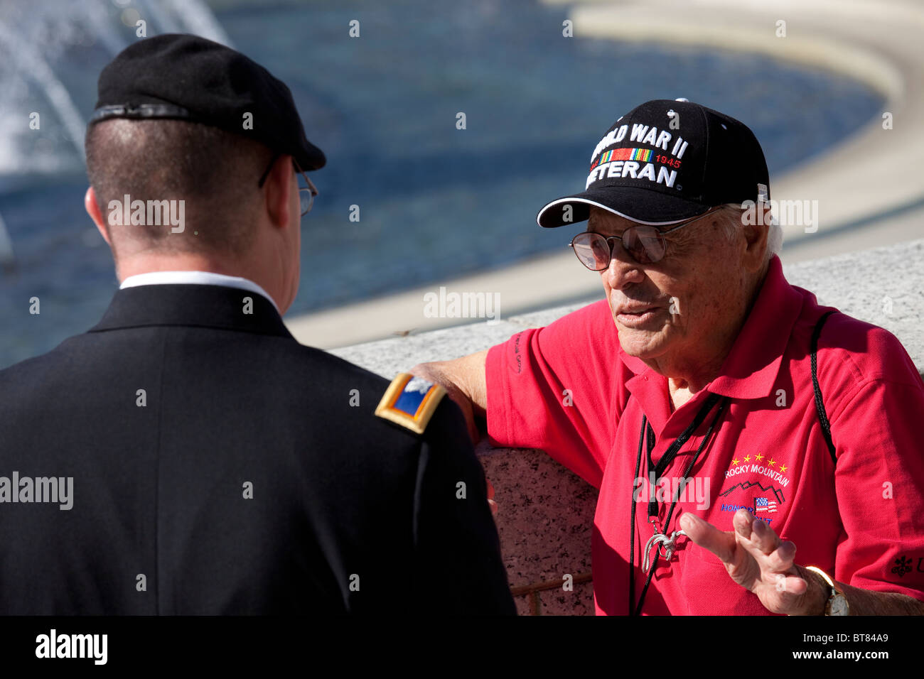 Parler aux anciens combattants, militaires en service actif WWII National Memorial sur le National Mall à Washington DC Banque D'Images