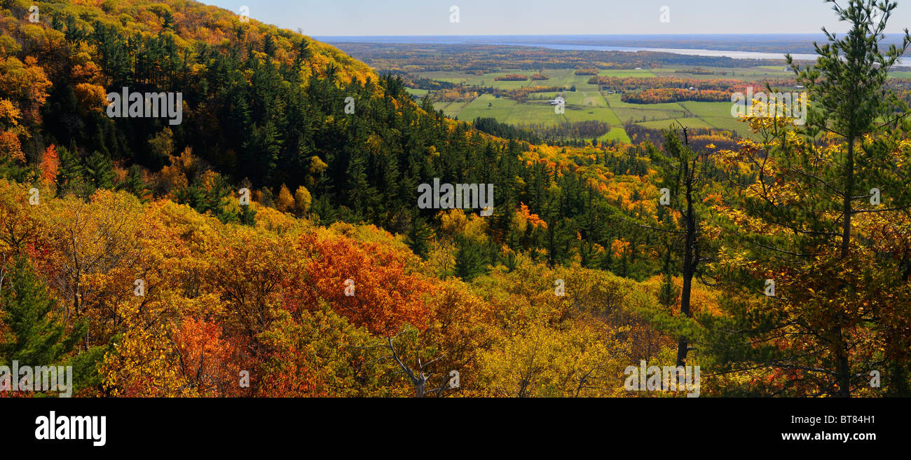 Panorama de l'escarpement d'Eardley et ottawa river valley à l'automne à Gatineau (Québec) Canada tawadina Lookout Banque D'Images