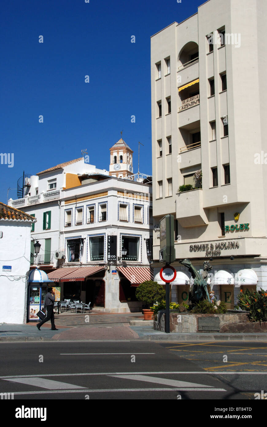 Cafe de la chaussée sur coin de rue, Marbella, Costa del Sol, la province de Malaga, Andalousie, Espagne, Europe de l'Ouest. Banque D'Images