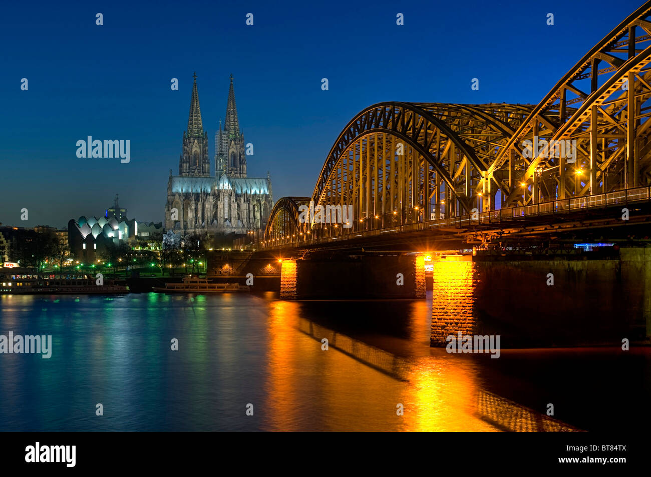 La cathédrale de Cologne, Hohenzollernbruecke Bridge at night, Rhénanie-du-, Germany, Europe Banque D'Images