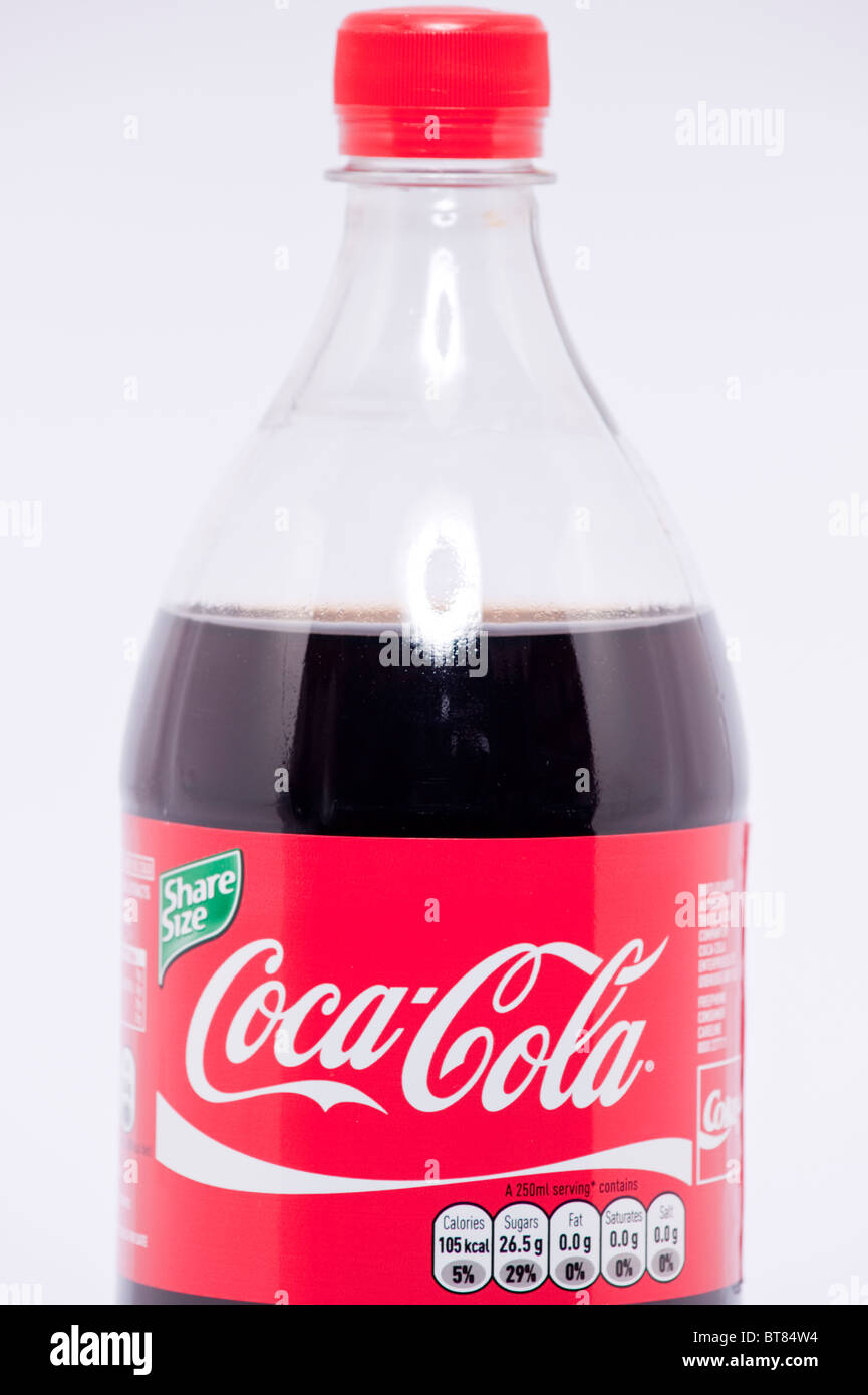 Une photo d'une bouteille de Coca-Cola coca verre sur un fond blanc Photo  Stock - Alamy