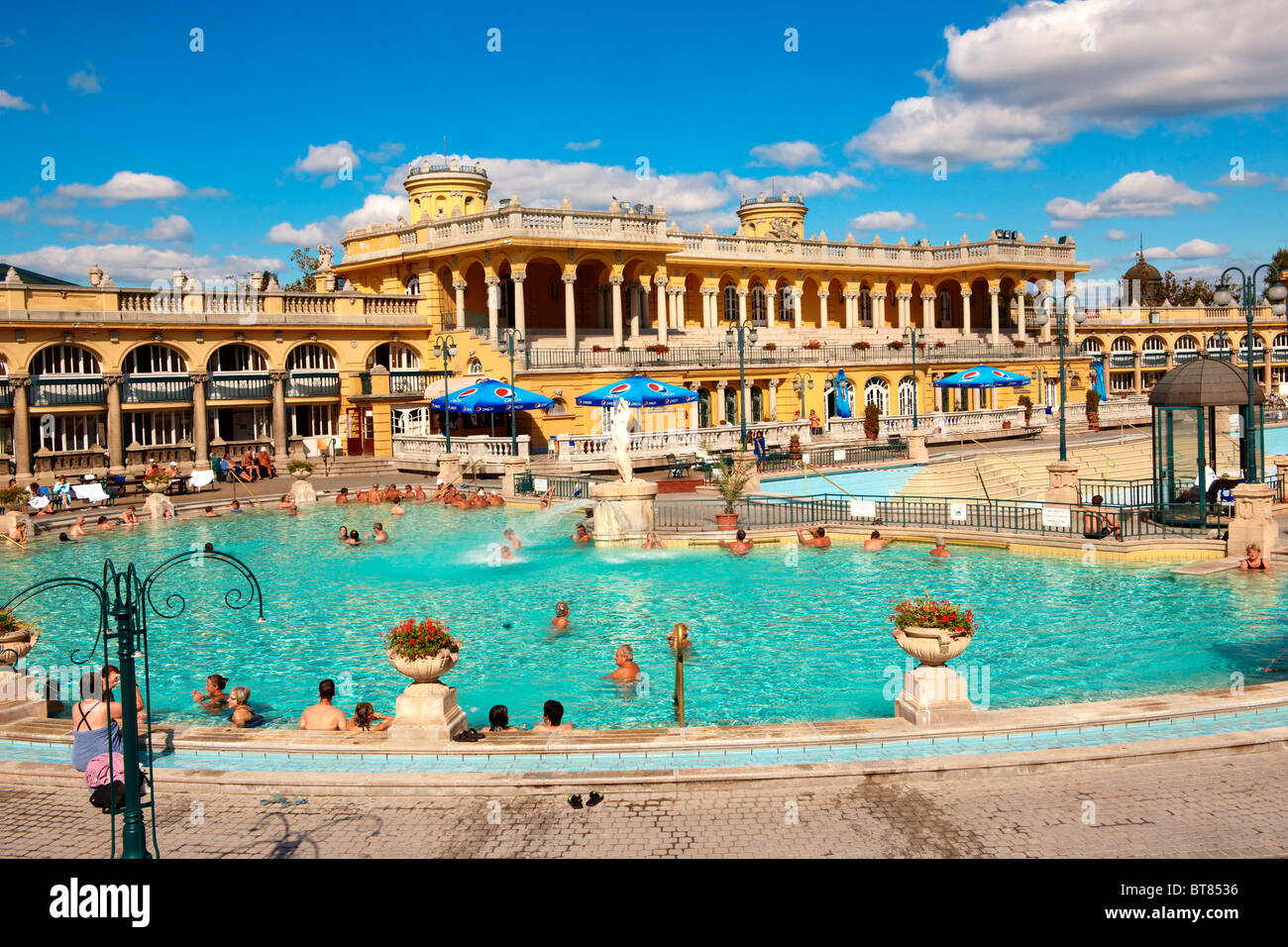 Les médicaments les plus grands thermes d'Europe. La néo baroque des bains Szechenyi, City Park, Budapest, Hongrie Banque D'Images