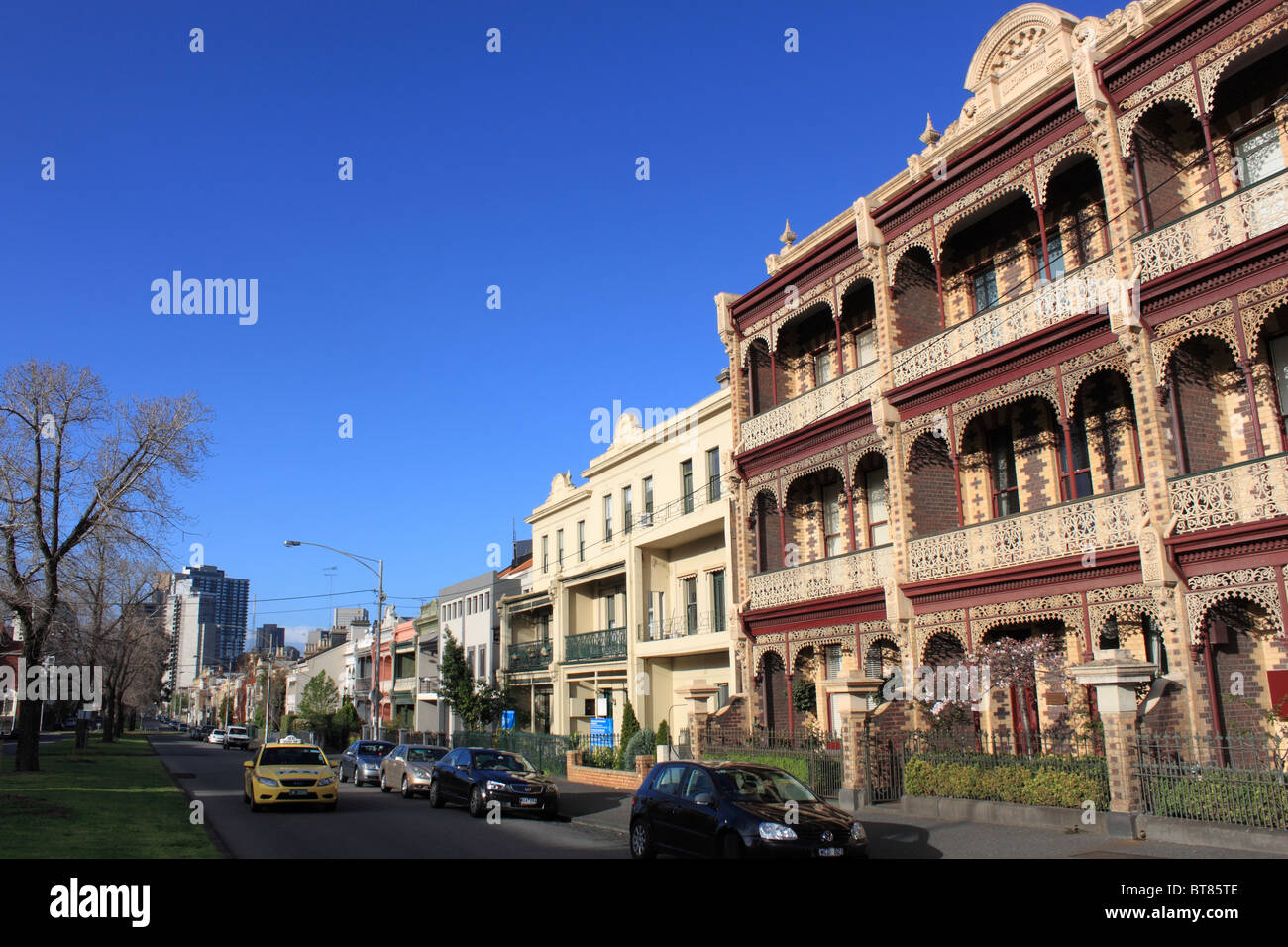 Terrasse période maisons sur la rue Drummond, Carlton, avec derrière CBD de Melbourne, Victoria, Australie, Océanie Banque D'Images