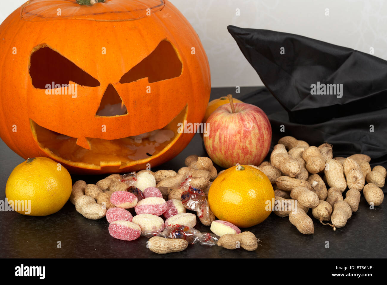 Le butin de trick ou traiter avec halloween citrouille jack-o-lantern. Traditionnellement, dans l'Irlande des navets ou les Suédois ont été utilisées Banque D'Images