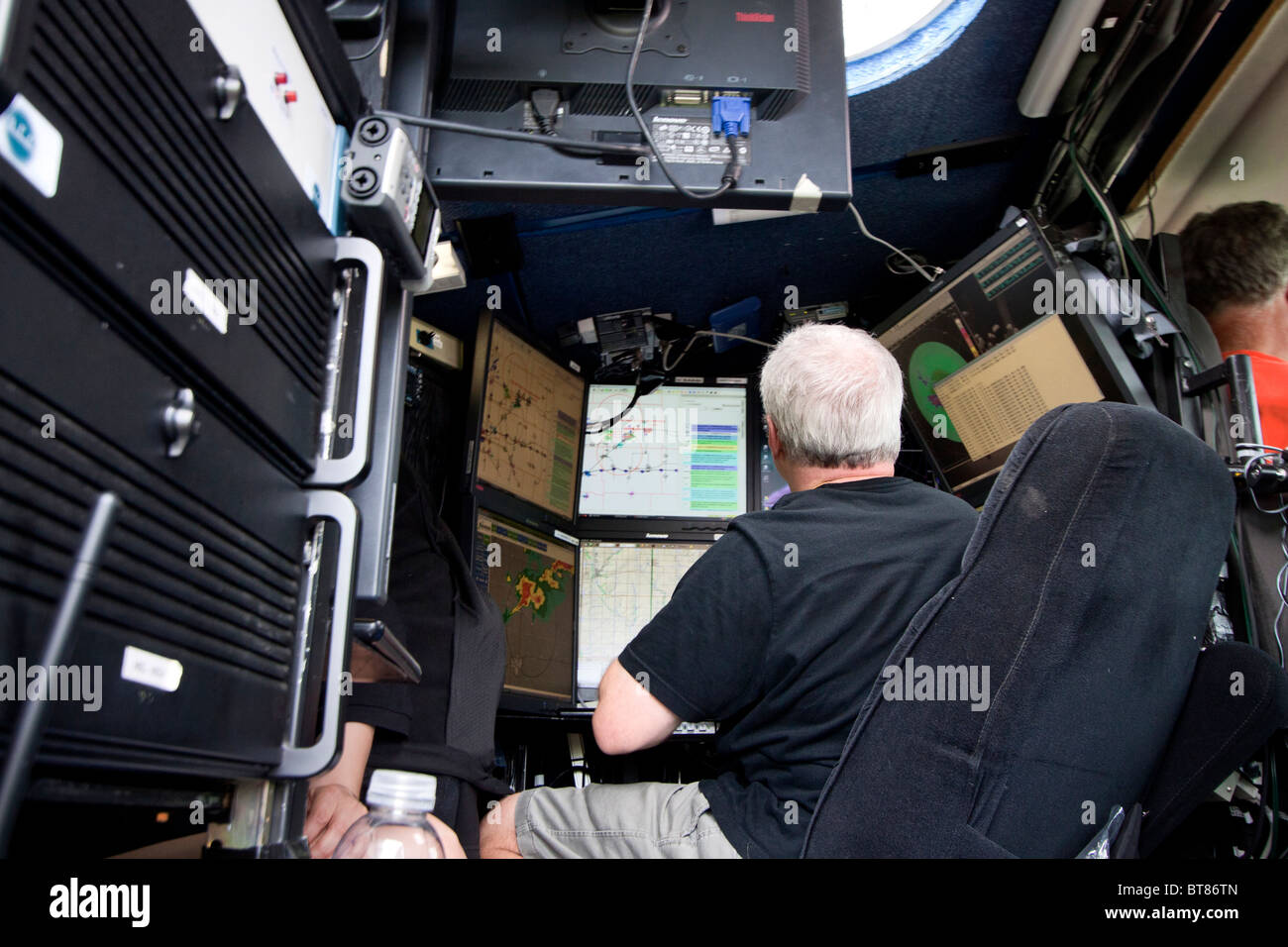 Vortex 2 membre du comité d'Josh Wurman analyizes les données pendant une tempête chase de l'intérieur d'un camion radar Doppler on Wheels Banque D'Images
