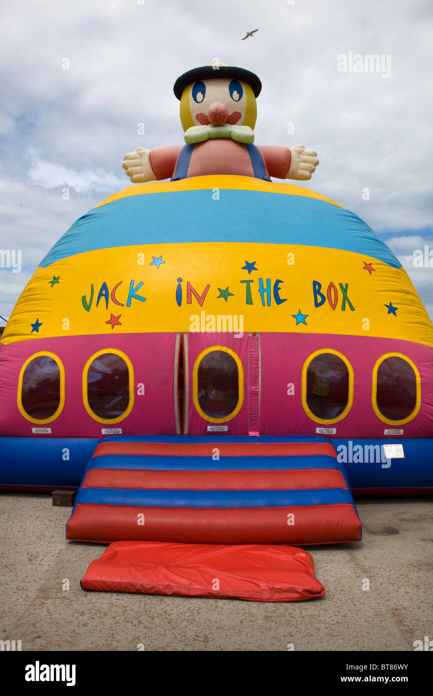 Jack in the Box Château Gonflable Type activité sur la promenade au nord du Pays de Galles Rhyl Banque D'Images