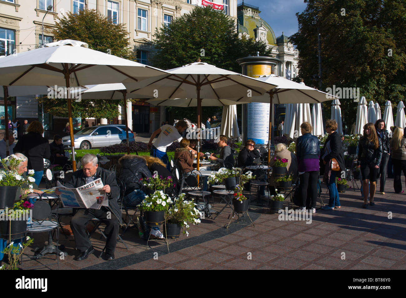 Terrasse de café à pl Svobody square centre de Lviv Ukraine Europe de l'ouest Banque D'Images