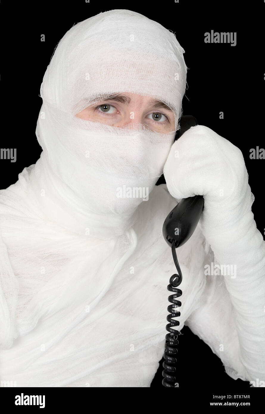 Maman-businessman talking on telephone sur le fond noir Banque D'Images
