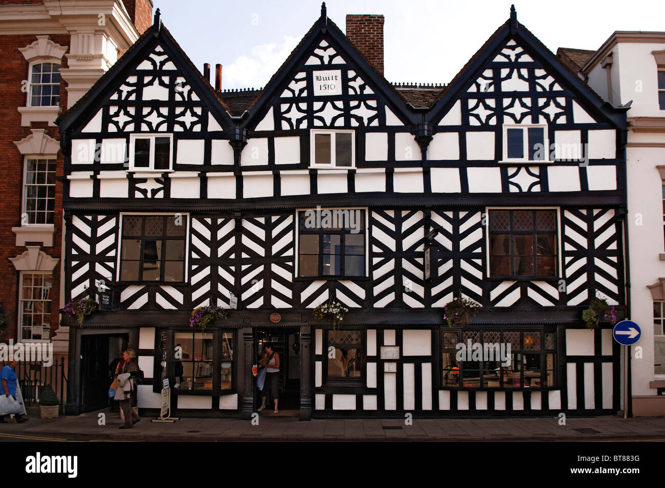 Old English maisons à colombages de style Tudor, avec ses magasins, Lichfield, Angleterre, Europe Banque D'Images
