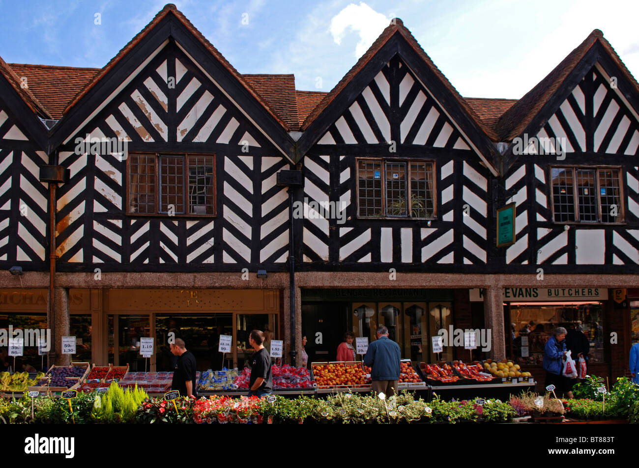 Le vieil anglais avec des maisons à colombages de style Tudor, magasins de fruits, Lichfield, Angleterre, Europe Banque D'Images