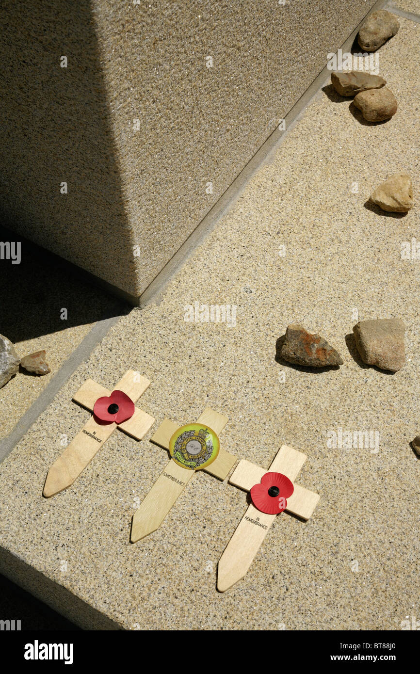 Les coquelicots du Jour du souvenir et des croix. Banque D'Images