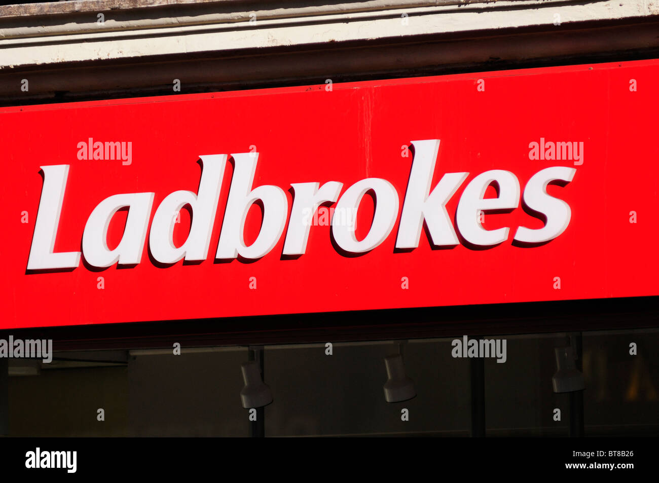 Ladbrokes betting shop sign logo symbol, London, England, UK Banque D'Images