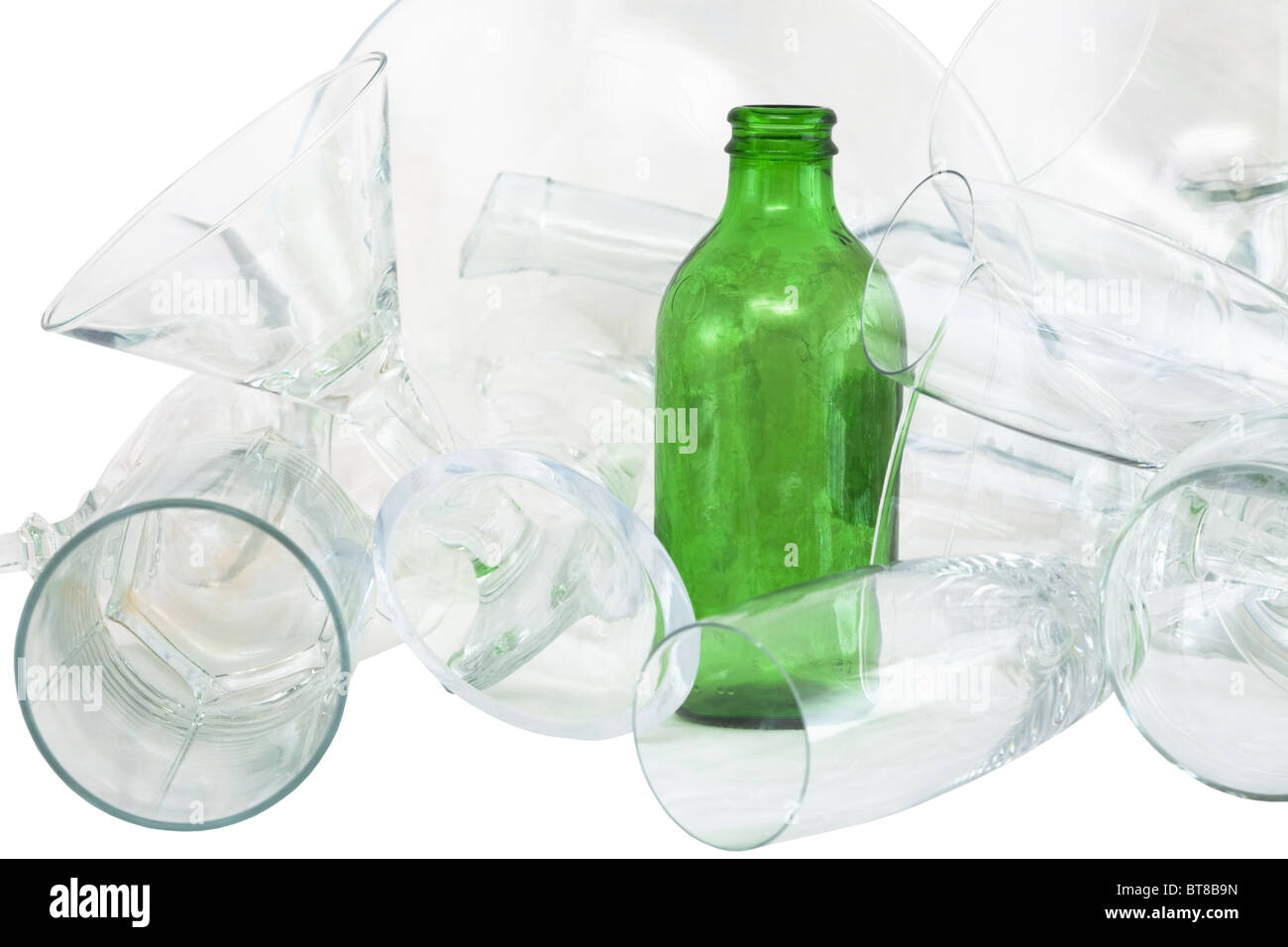 Tas de glasswares sur fond blanc Banque D'Images