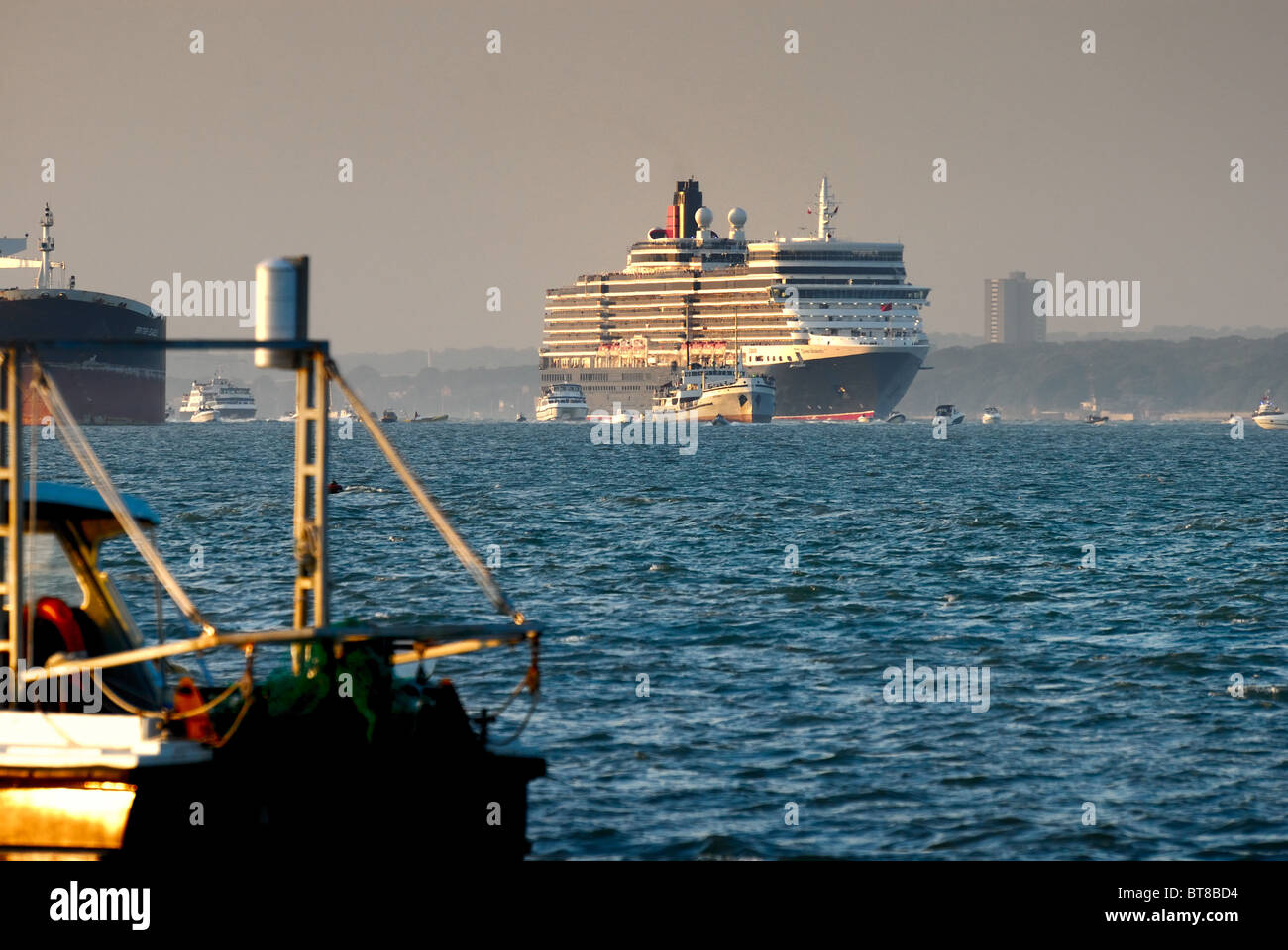 Paquebot de ligne 'Queen Elizabeth' quitter Southampton pour son voyage inaugural Banque D'Images