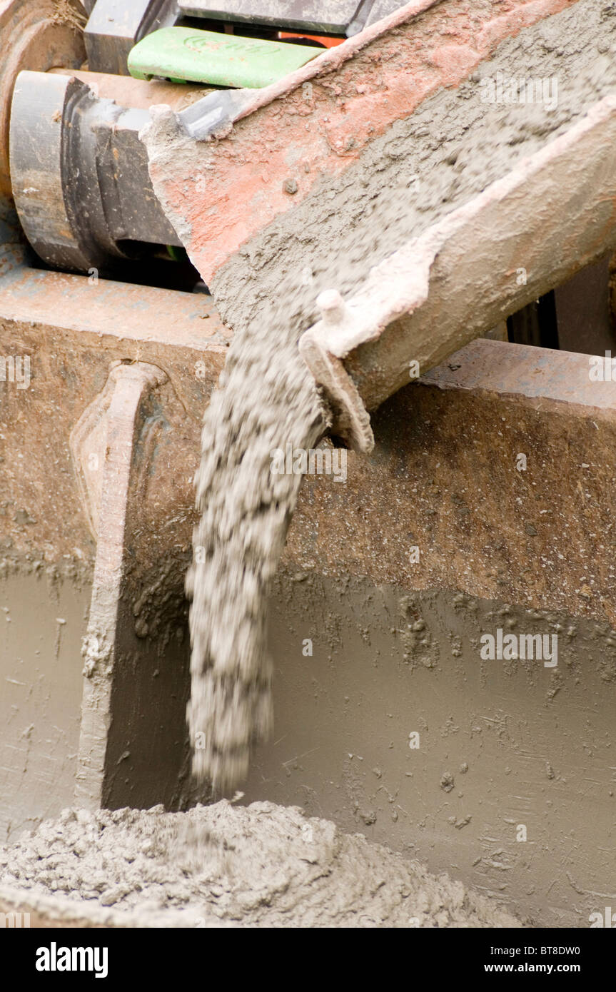 Béton humide étant passé de camion camion ciment construction industrie  bâtiment essai d'affaissement de livraison d'eau liquide globale Photo  Stock - Alamy