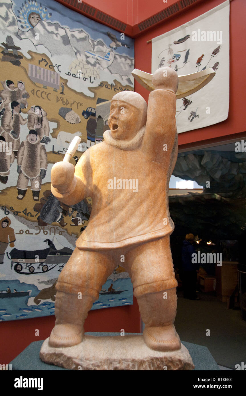 L'Arctique canadien, le Nunavut, Iqaluit, île de Baffin (aka Frobisher Bay). Syndicat d'initiative de Baffin. Grande sculpture en pierre. Banque D'Images