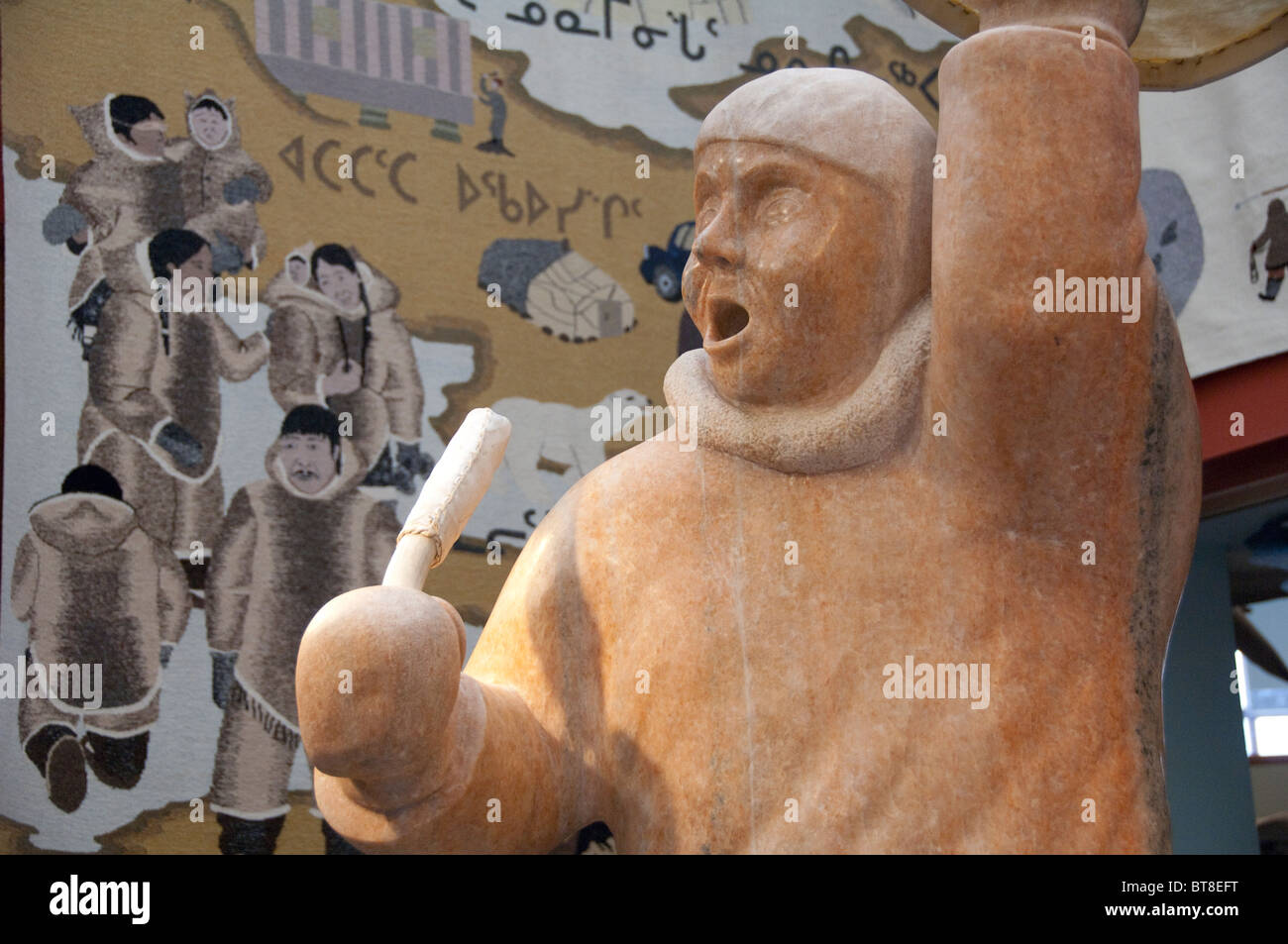 L'Arctique canadien, le Nunavut, Iqaluit, île de Baffin (aka Frobisher Bay). Syndicat d'initiative de Baffin. Grande sculpture en pierre. Banque D'Images
