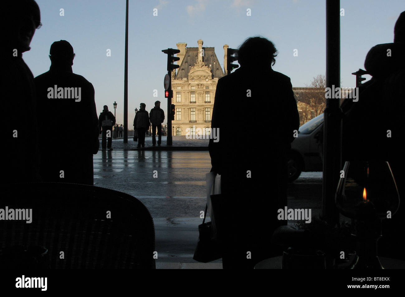 Scène de rue Paris Louvre Banque D'Images