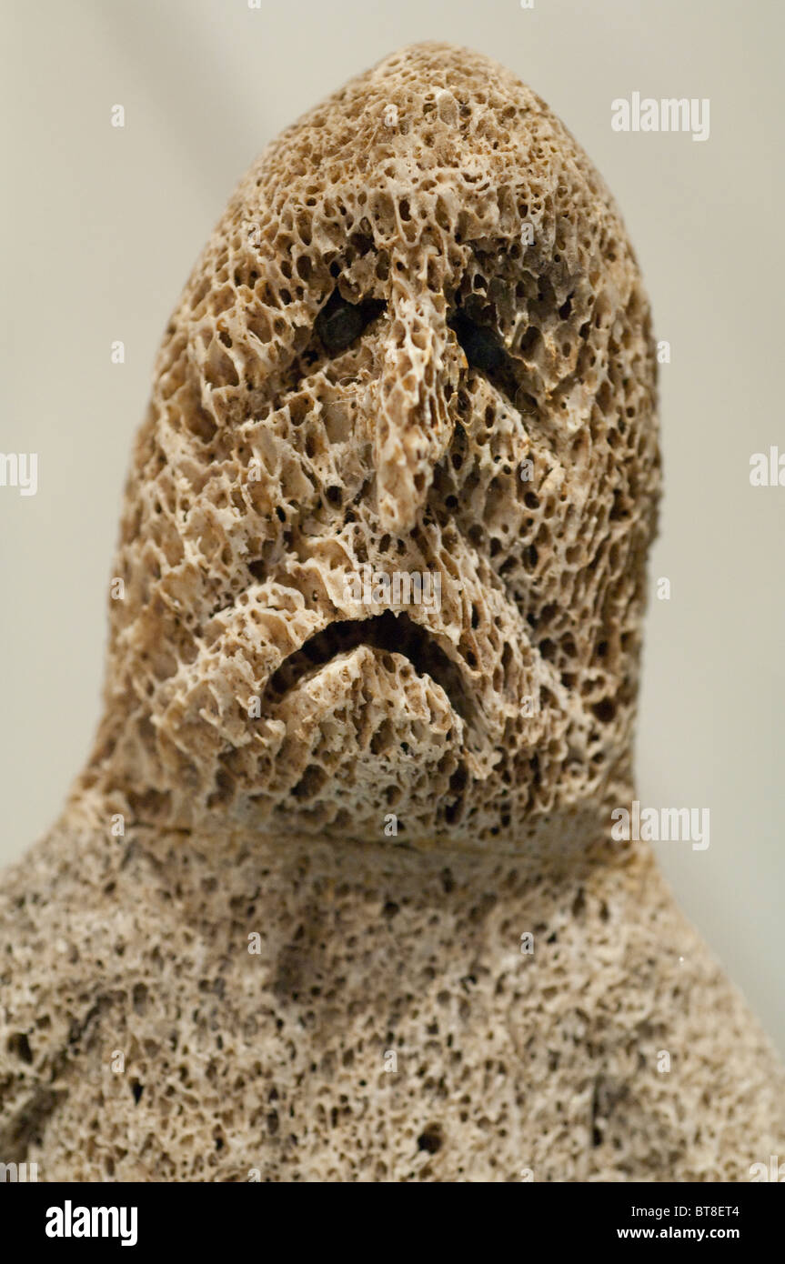 L'Arctique canadien, le Nunavut, Iqaluit, île de Baffin (aka Frobisher Bay). Le musée Nunatta Sunakkutaangit. Sculpté à la main l'art inuit. Banque D'Images