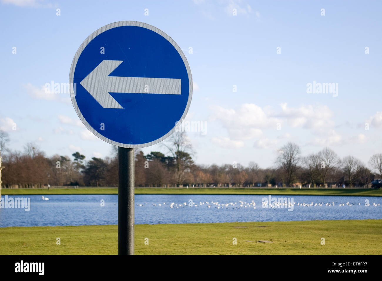 Un tournez à gauche ou d'une plaque de rue en zone rurale Banque D'Images