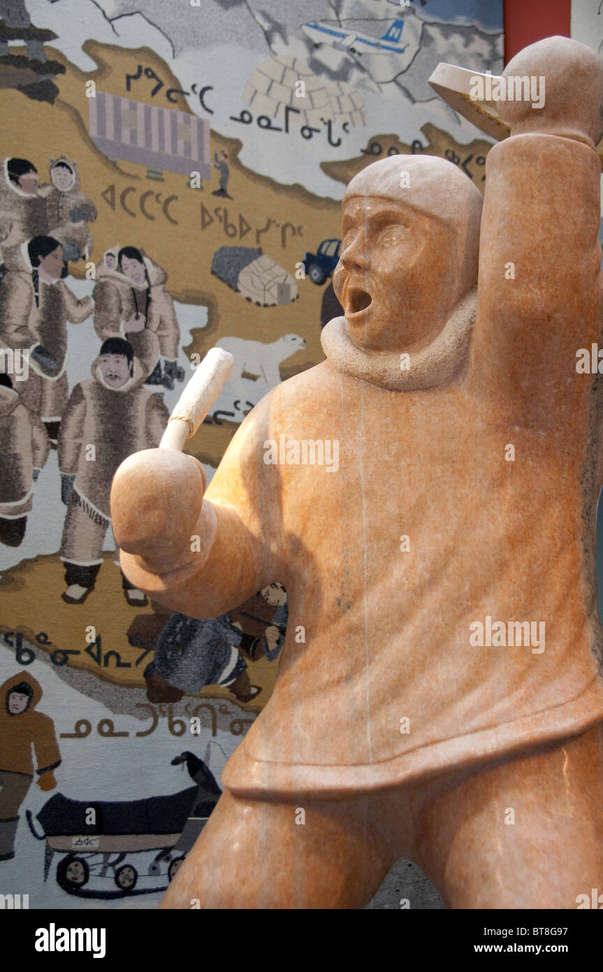 L'Arctique canadien, le Nunavut, Iqaluit, île de Baffin (aka Frobisher Bay). Syndicat d'initiative de Baffin. Grande sculpture en pierre. Banque D'Images