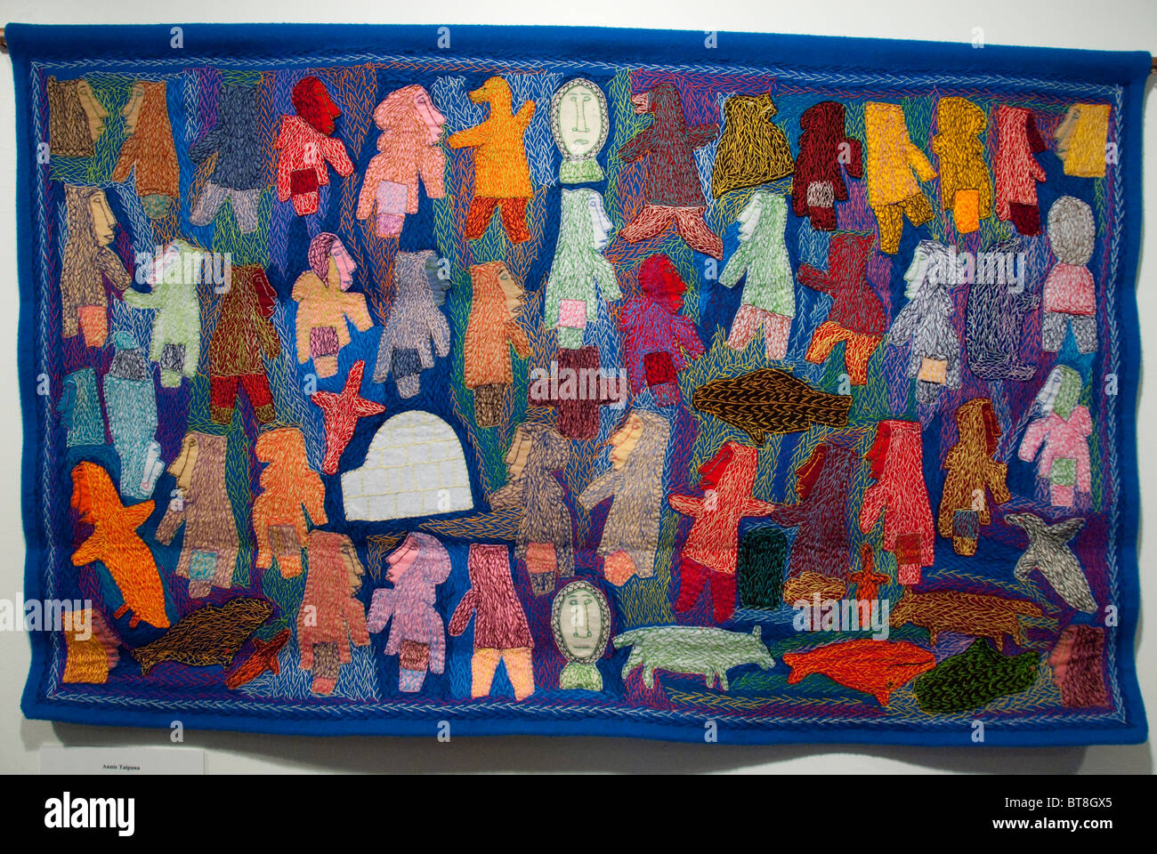 L'Arctique canadien, le Nunavut, Iqaluit. Le musée Nunatta Sunakkutaangit. Cousu main contemporain textile des Inuits avec des chiffres et vie sauvage Banque D'Images