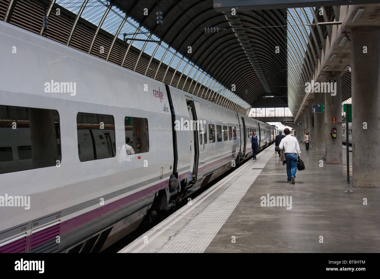 Plate-forme pour le service de train à grande vitesse AVE de Séville, Espagne Banque D'Images