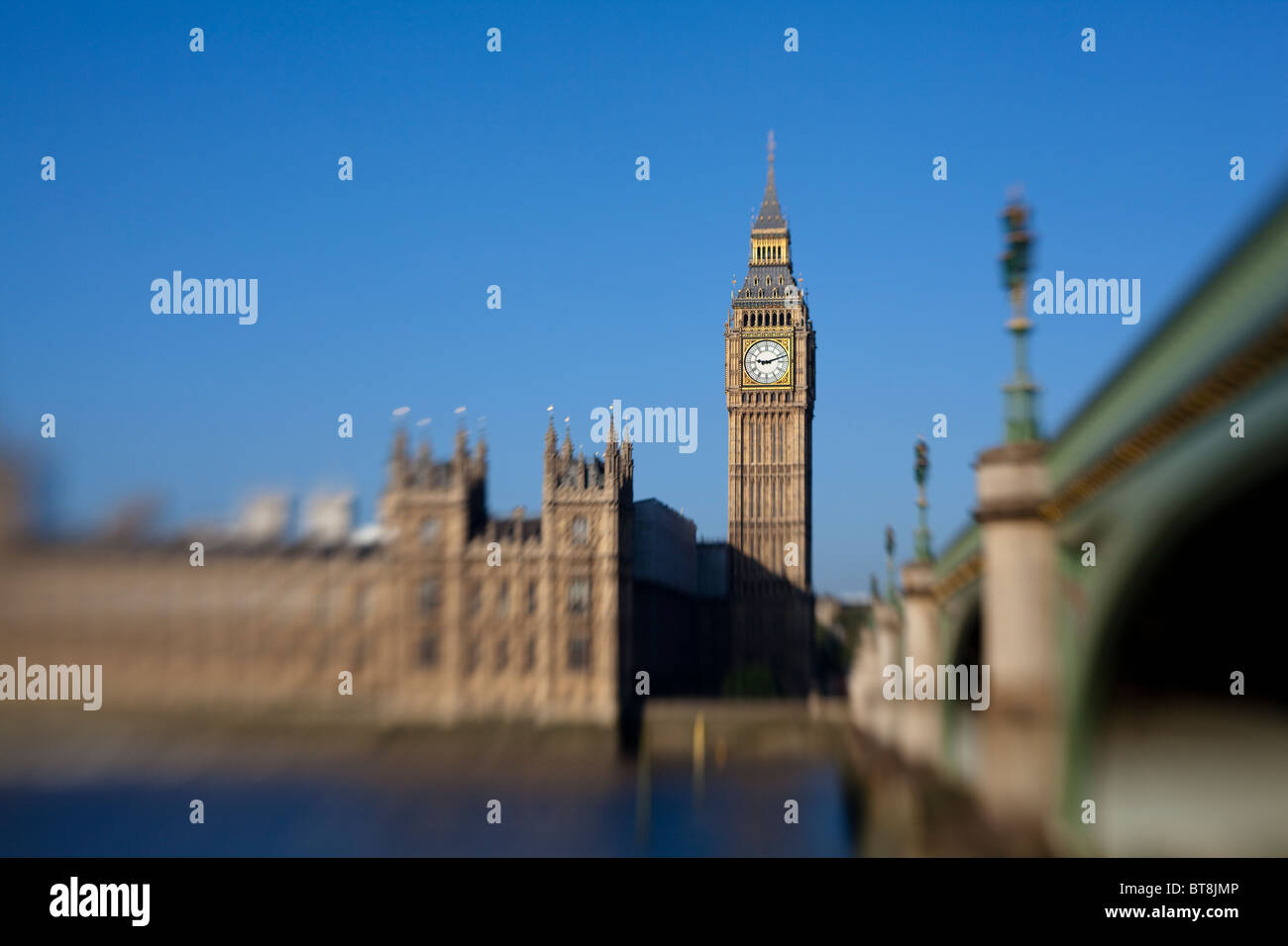 Big Ben et Westminster Bridge photographié avec un objectif à mise au point sélective Banque D'Images