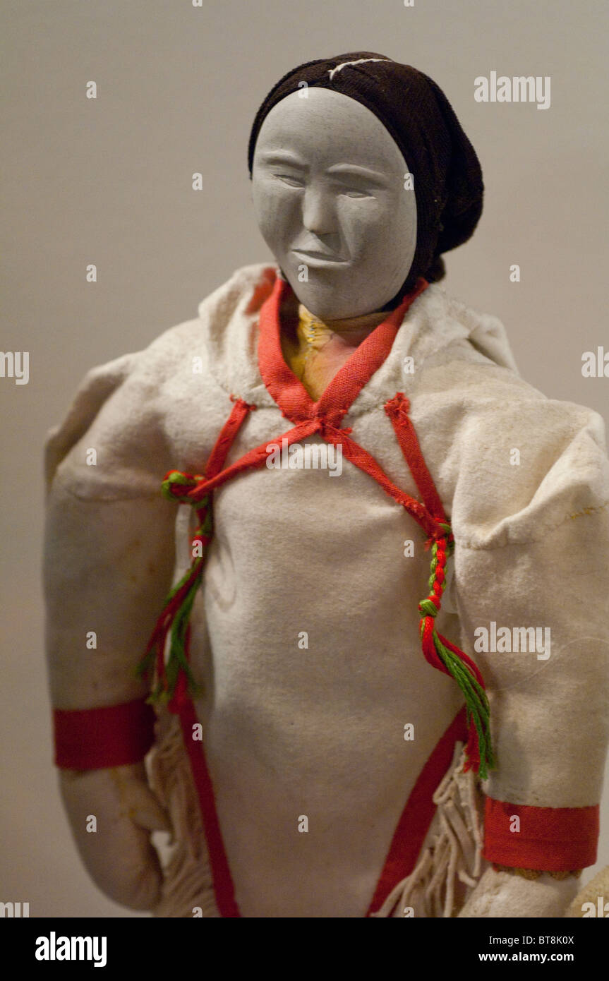 L'Arctique canadien, le Nunavut, Iqaluit, île de Baffin (aka Frobisher Bay). Le musée Nunatta Sunakkutaangit. Eskimo poupée. Banque D'Images