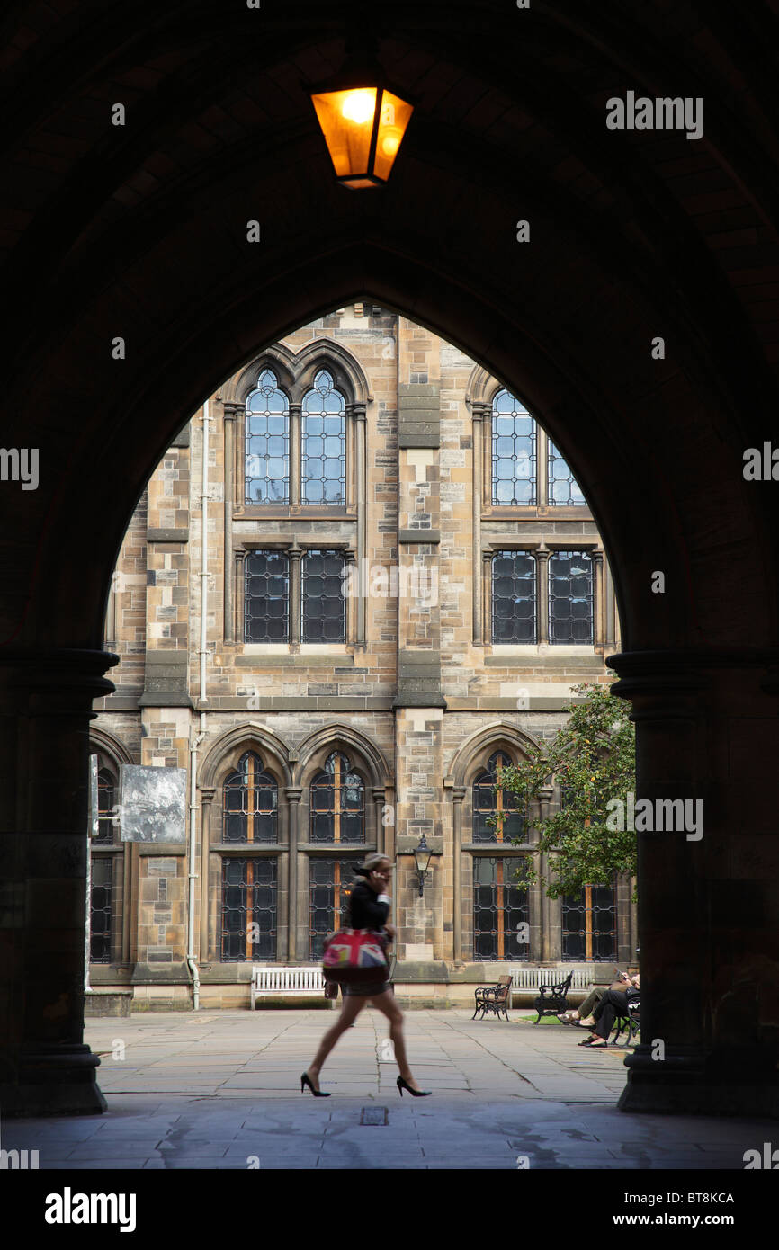 Un étudiant de l'université a vu à travers une arche d'un quadrilatère sur le campus de l'université de Glasgow, en Écosse, au Royaume-Uni Banque D'Images Un étudiant de l'université a vu à travers une arche d'un quadrilatère sur le campus de l'université de Glasgow, en Écosse, au Royaume-Uni Banque D'Images