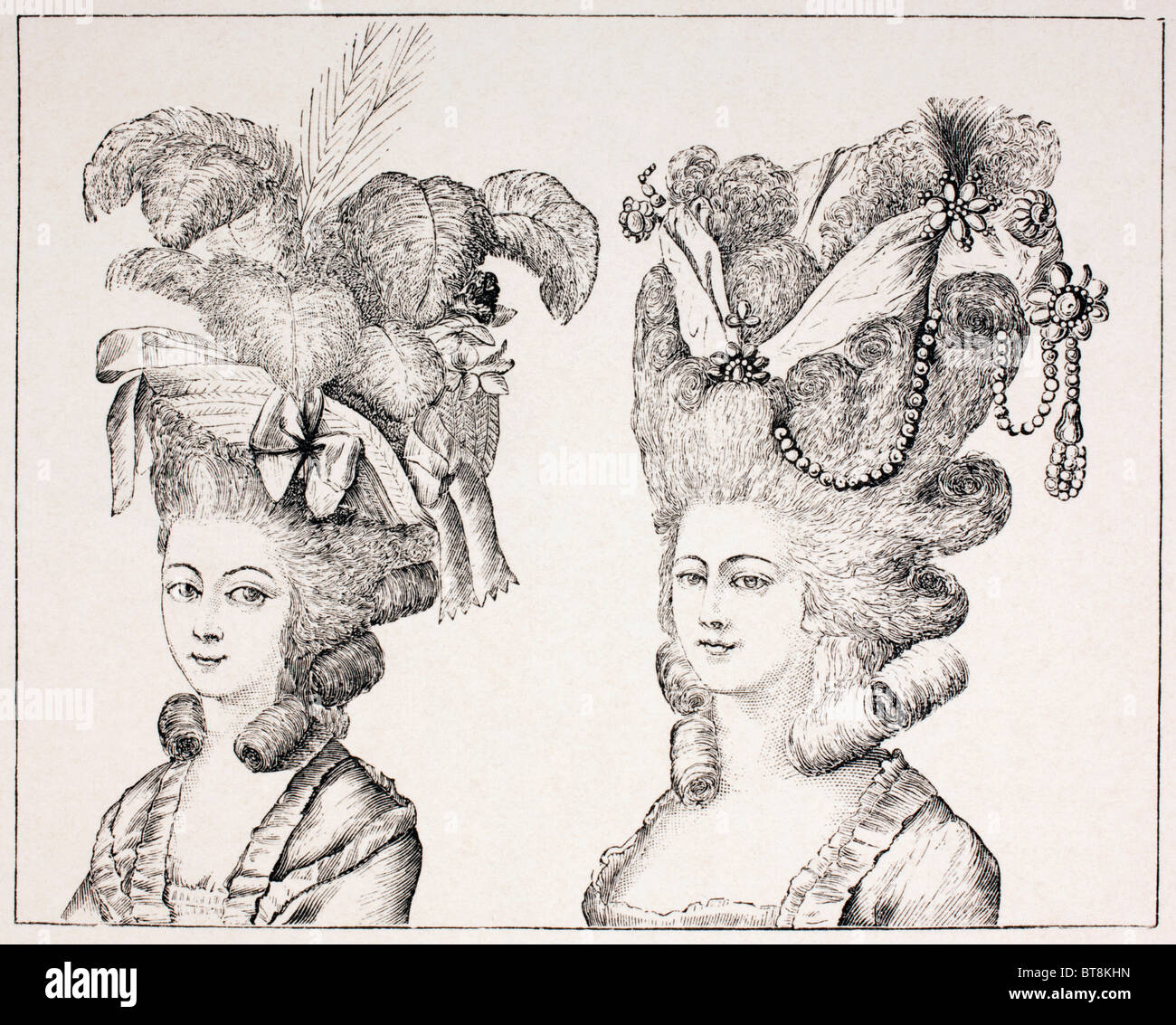 18e siècle les filles françaises portant des chapeaux et coiffures extravagantes. Banque D'Images