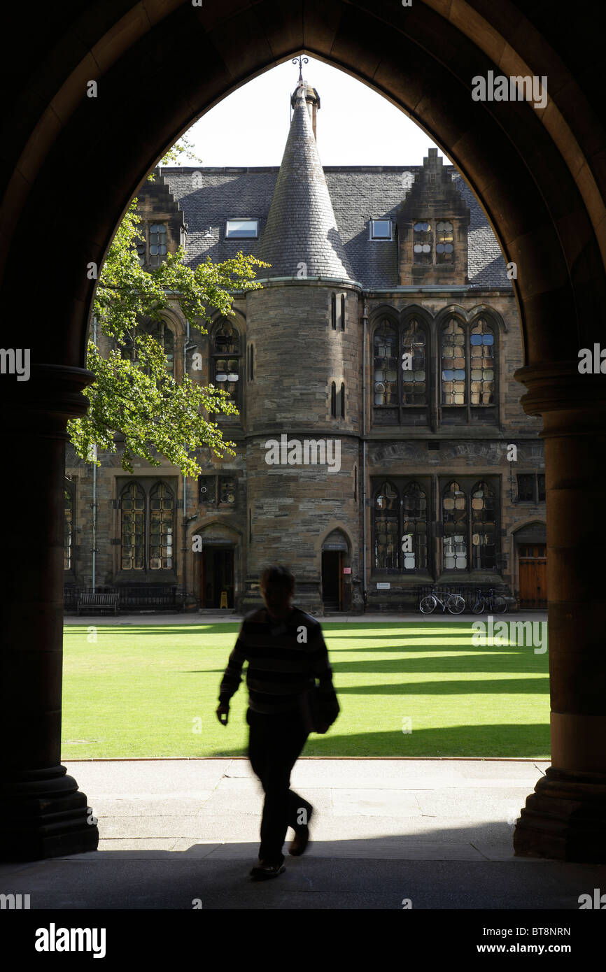Étudiant à l'université vu à travers une arche menant à l'East Quadrangle au campus de l'Université de Glasgow, Gilmorehill, Glasgow, Écosse, Royaume-Uni Banque D'Images Étudiant à l'université vu à travers une arche menant à l'East Quadrangle au campus de l'Université de Glasgow, Gilmorehill, Glasgow, Écosse, Royaume-Uni Banque D'Images