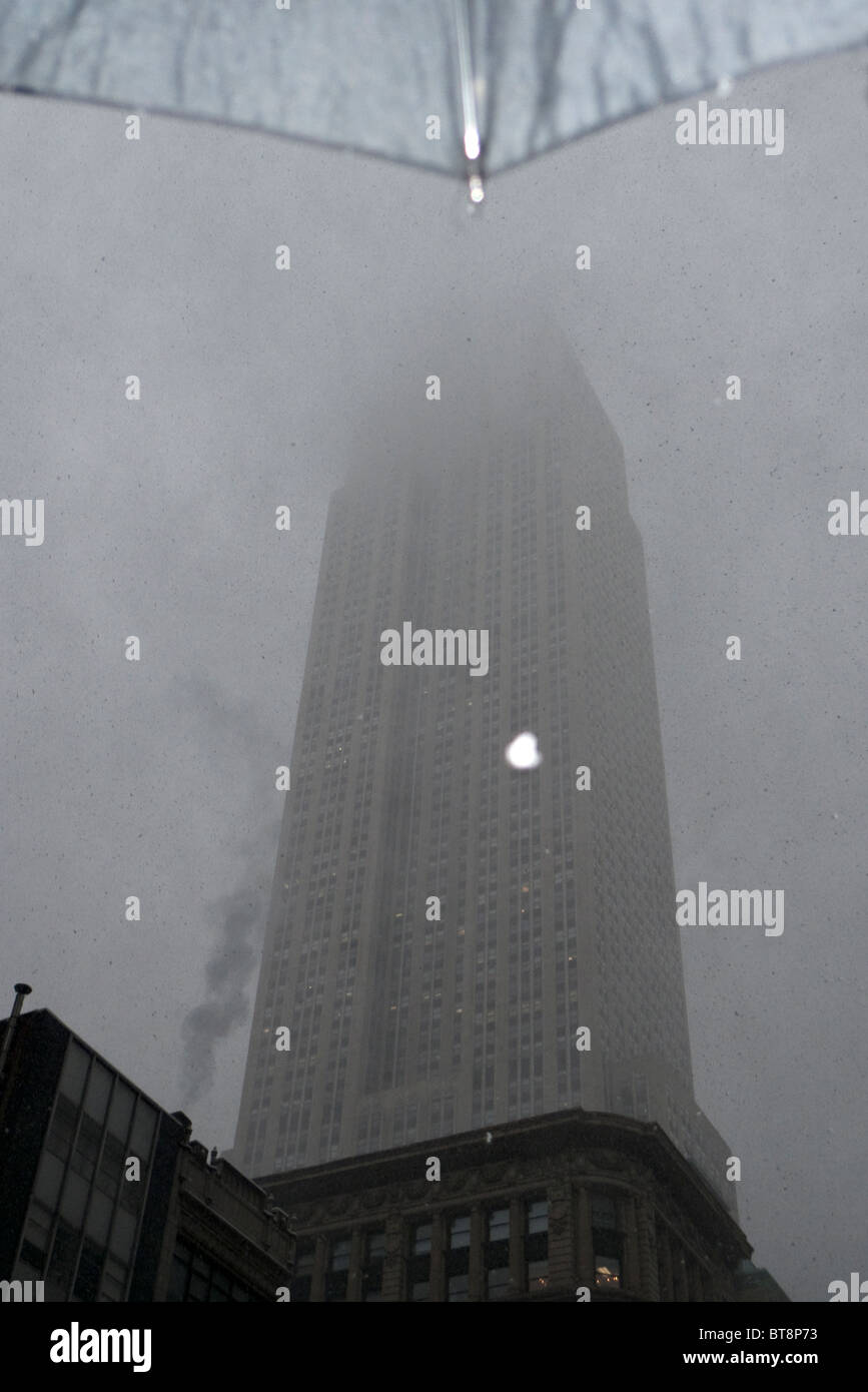 Empire state building de neige avec parapluie. Banque D'Images