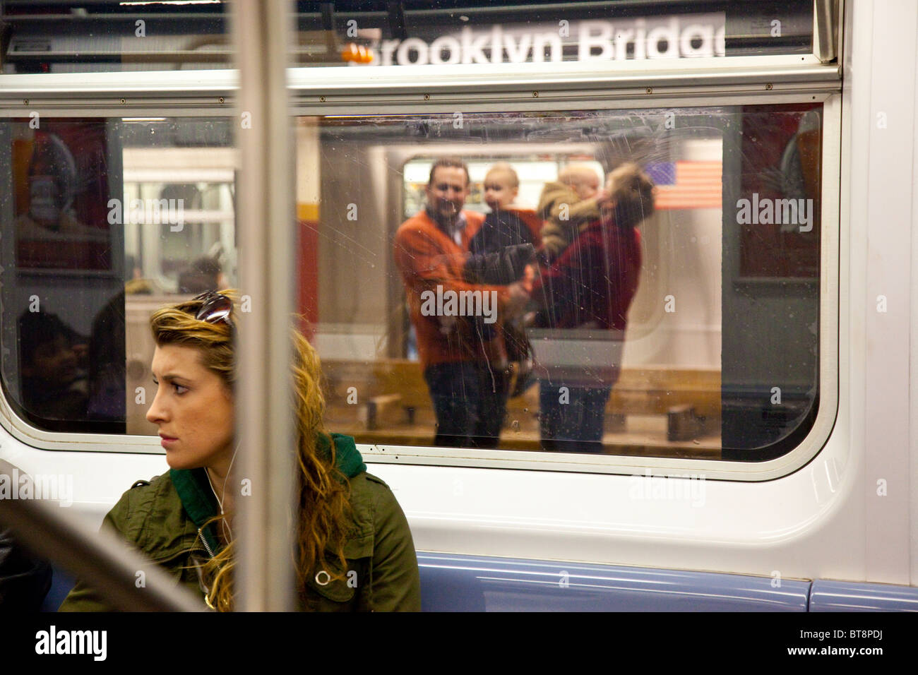 La famille sur le pont de Brooklyn dans platoform métro de Manhattan, New York Banque D'Images