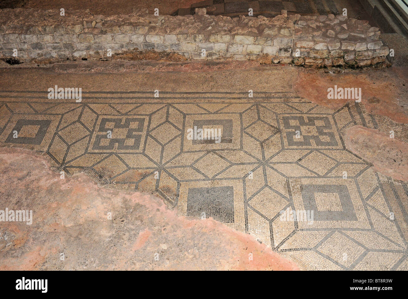 Siècle mosaïque noir et blanc marbre, Fishbourne Roman Palace. Patch usé à côté de bloqué vers le haut de la porte en haut à droite. Banque D'Images