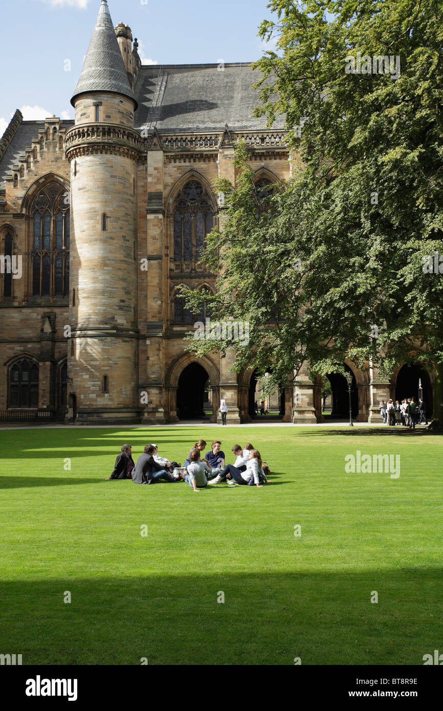 Étudiants de l'Université de Glasgow sur l'herbe du Quadrangle oriental, Campus, Écosse, Royaume-Uni Banque D'Images Étudiants de l'Université de Glasgow sur l'herbe du Quadrangle oriental, Campus, Écosse, Royaume-Uni Banque D'Images
