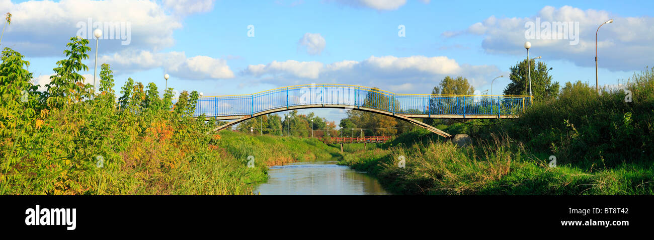 Un pont sur la rivière Petite ville Banque D'Images